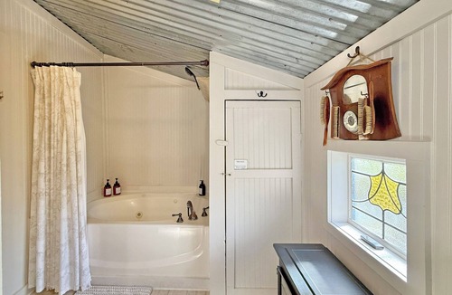 Montgomery Cottage | Historic 1-bedroom Rustic Cottage, Walking Distance to Downtown Montgomery Texas
