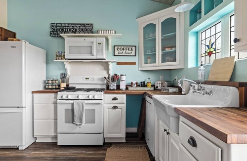 Boerne House | Historic 1 BR Cottage | Mountain Views | Firepit