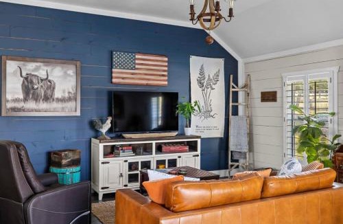 Boerne House | Historic 1 BR Cottage - Mountain Views - Firepit