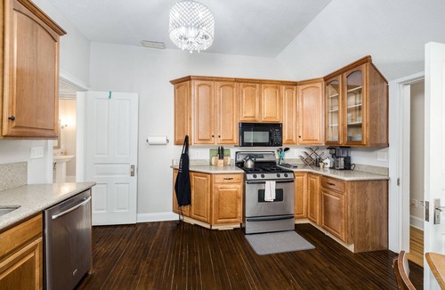 Summit - University House | Historic 10 Bedroom 6 Bath Victorian ~ 2 Blocks to Cathedral ~ Hidden Arcade