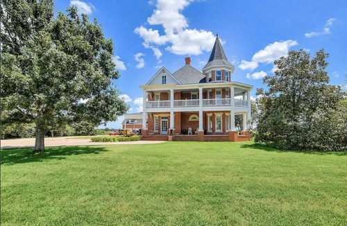 Elgin House | Historic 120 Year-Old Mansion with Pool, Hot Tub, Arcade, Pickleball, and More!
