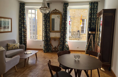 Chateauneuf-du-Pape House | Historic 13th century apartment, village center