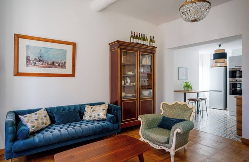 Chateauneuf-du-Pape House | Historic 13th century apartment, village center