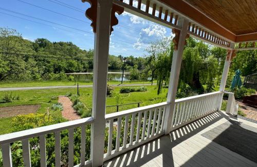 Kingsport House | Historic 1818 Riverfront Cottage