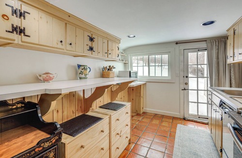 West Arlington House | Historic 1820s Homestead on Battenkill River!