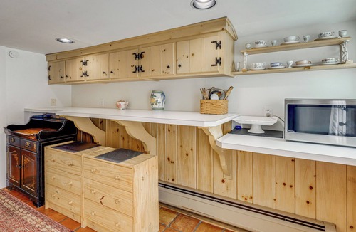 West Arlington House | Historic 1820s Homestead on Battenkill River!