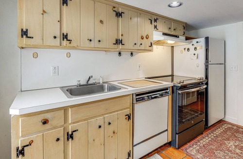 West Arlington House | Historic 1820s Homestead on Battenkill River!