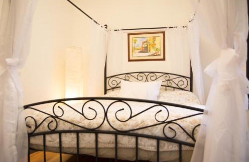 Paulus Hook Apartment | Historic 1869 Brownstone 15 min to NYC downtown