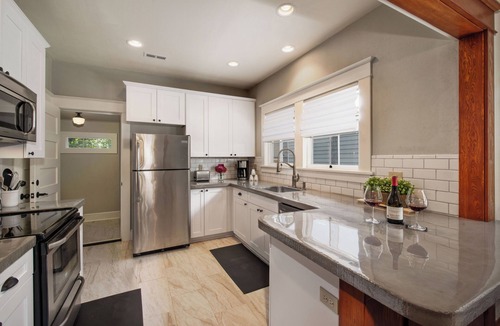 McMinnville House | Historic 1910 Bungalow & Carriage House Dog Friendly 1 Block to Wine & Dine