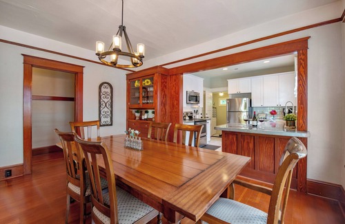 McMinnville House | Historic 1910 Bungalow & Carriage House Dog Friendly 1 Block to Wine & Dine