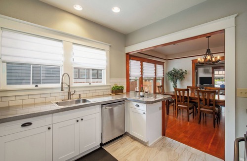 McMinnville House | Historic 1910 Bungalow & Carriage House Dog Friendly 1 Block to Wine & Dine