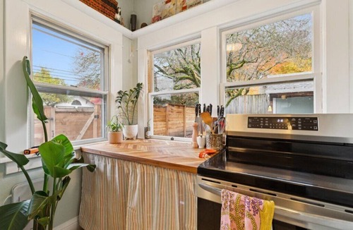 Johns Landing House | Historic 1911 Bungalow Just Two Blocks from the Willamette River — Pet Friendly!