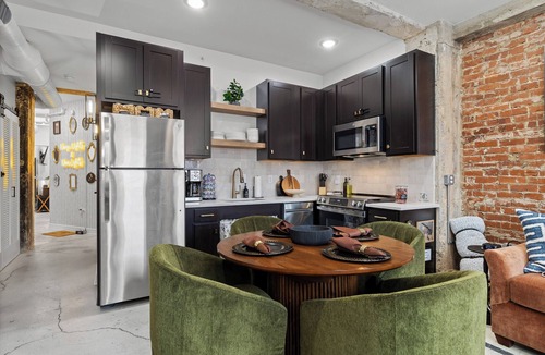 Downtown Chattanooga Condo | Historic 1915 Downtown Condo, 2BR 2BA, Sleeps 6, Free Parking, Pet Friendly