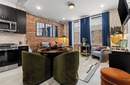 Downtown Chattanooga Condo | Historic 1915 Downtown Condo, 2BR 2BA, Sleeps 6, Free Parking, Pet Friendly