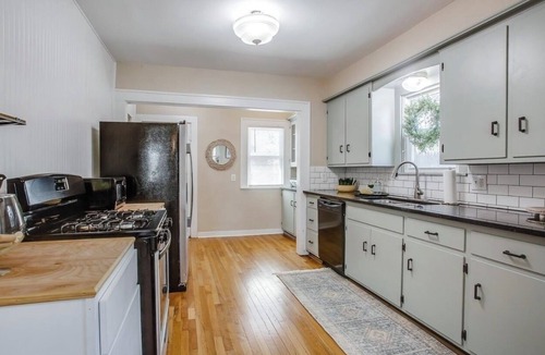 South Overton House | Historic 1929 2-bedroom 2 bathroom home walking distance from Texas Tech!