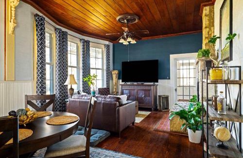 Boerne House | Historic 1BR Farmhouse - Firepit - Mountain Views