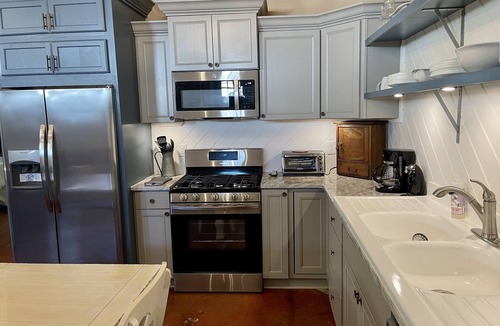 Mountain Home Apartment | Historic 2 bed 2 bath downtown