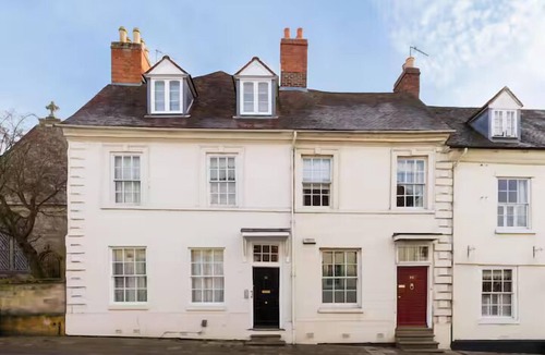 Warwick Town Centre Apartment | Historic 2 Bed in Central Warwick - Pass the Keys