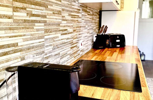 Paisley Apartment | Historic 2-Bed Paisley Retreat | Airport & Station