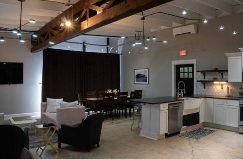 Mountain Home Apartment | Historic 2 bedroom steps off downtown square