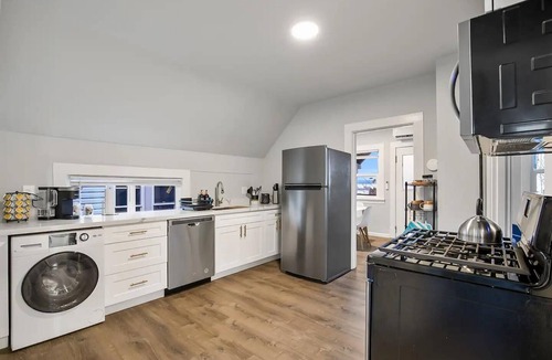Everett Apartment | Historic 2 BR apartment in Everett w/modern comforts. Features AC, full kitchen, W/D, and dedicated workspace. Only 4 mins to Providence Medical & close to Naval Station. Free street parking