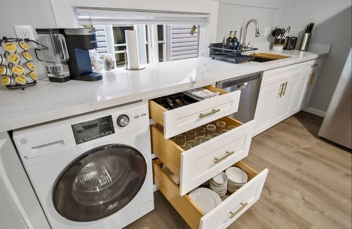 Everett Apartment | Historic 2 BR apartment in Everett w/modern comforts. Features AC, full kitchen, W/D, and dedicated workspace. Only 4 mins to Providence Medical & close to Naval Station. Free street parking