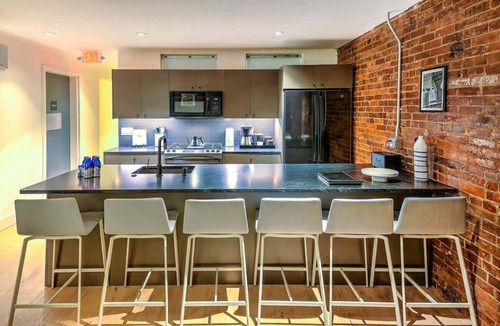 Arts District Apartment | Historic 2 BR Condo – Steps from Broadway!