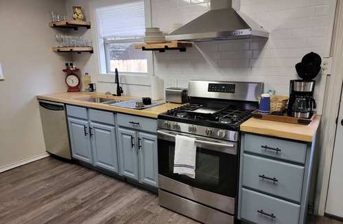 Humble House | Historic 3 bed, 2bath Bungalow Minutes from IAH with Backyard Putting Green!