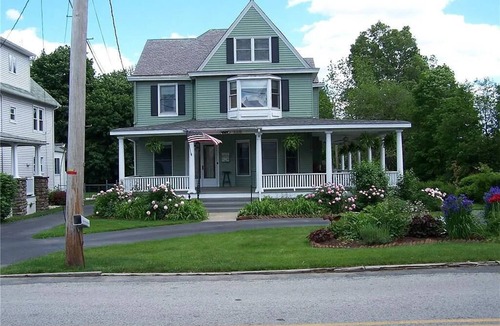 Monroe House | Historic 3-Bedroom 2-Full Baths Victorian Home Fully Furnished in Prime Location