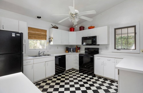 Sullivan's Island House | Historic 4-bedroom House on Sullivan's Island w/Hammock & Elevator