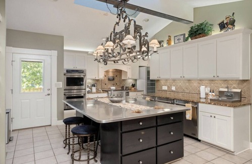 Independence House | Historic 9 BR/10 bath with putting green/splash pad