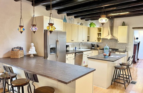 Northeast Santa Fe House | Historic adobe Downtown Compound for Large Groups, Walk to Plaza
