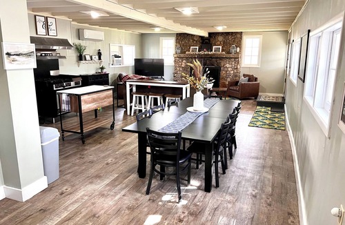 Holiday Island House | Historic Blue Tavern Lake House 3-bedroom house