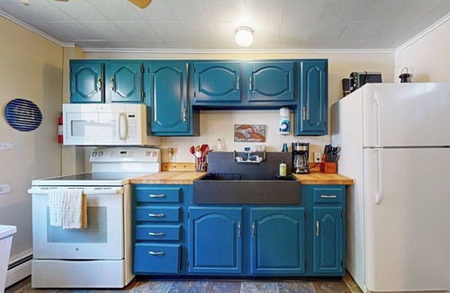 Boothbay Harbor Apartment | Historic Boothbay Harbor cottage with antique decor, washer/dryer & deck