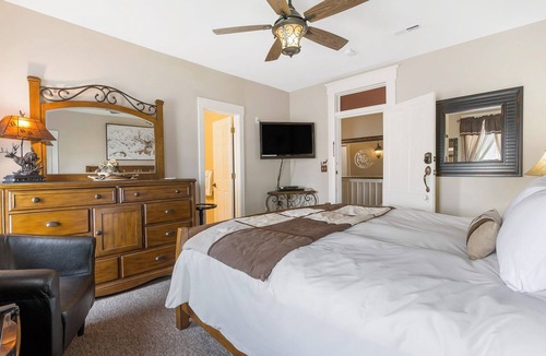 Downtown Branson Hotel | Historic Branson Hotel ~ Downtown ~ Buck Bungalow