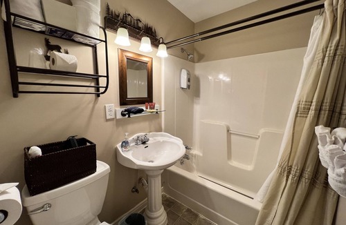 Downtown Branson Hotel | Historic Branson Hotel ~ Downtown ~ Buck Bungalow