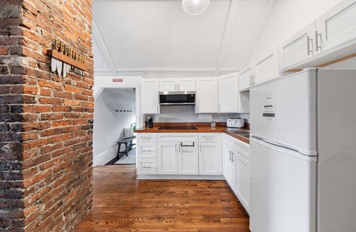Macon Apartment | Historic Brick Loft | Downtown · Free Parking