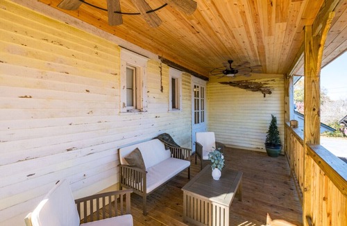 Macon Apartment | Historic Brick Loft | Downtown · Free Parking