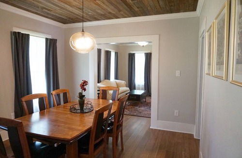 Humble House | Historic Bungalow! 2bed, 2bath, 2den, Downtown Humble, IAH 8min!