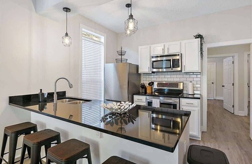 Urban Core House | *Historic bungalow*- Wifi, Yard, Cozy
