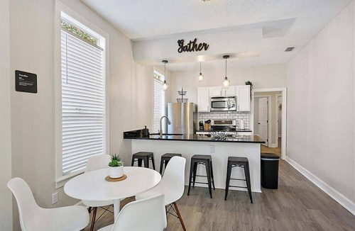 Urban Core House | *Historic bungalow*- Wifi, Yard, Cozy