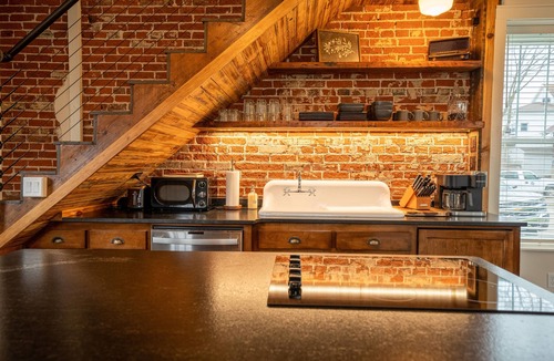 Jefferson City Cottage | Historic Carriage House in Jefferson City Near Capitol & Old Penitentiary