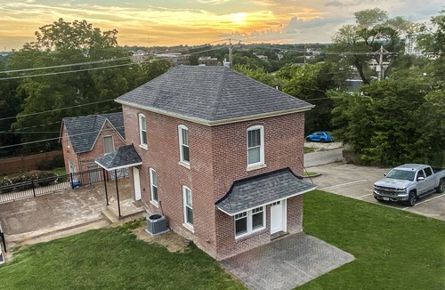 Jefferson City Cottage | Historic Carriage House in Jefferson City Near Capitol & Old Penitentiary