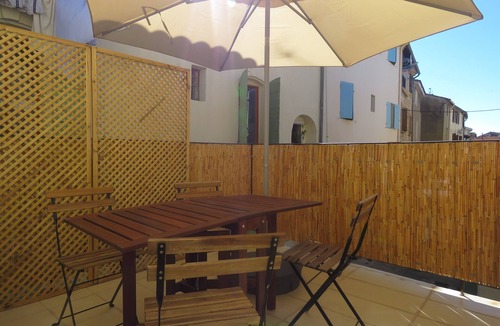 Saint-Gilles Apartment | Historic center apartment with terrace at the door of the Camargue