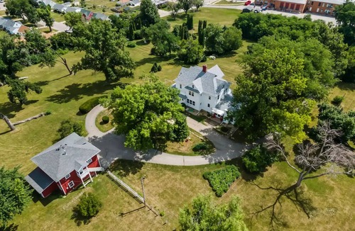 Cedar Rapids House | Historic Charm at Richmond Hillnn
