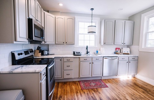 Danville House | Historic Charm close to Averett & Casino; Great for Families & Groups of Friends