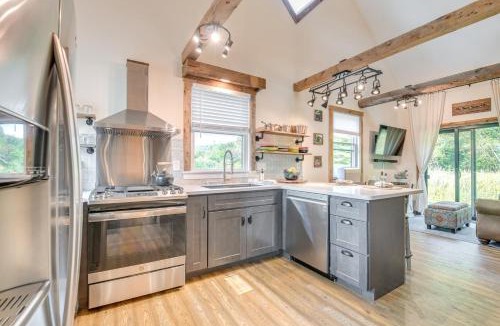 Moscow House | Historic Charm + Modern Luxury: 6 Mi to Stowe Mtn