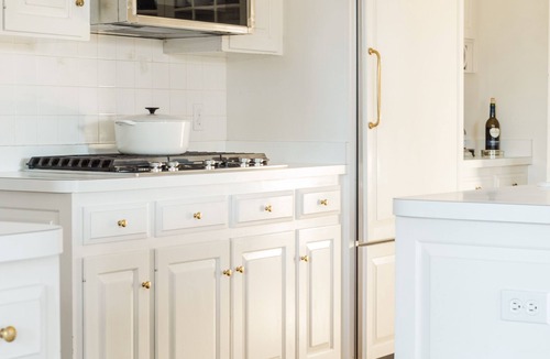 Peakland House | Historic Charm on Colonial Court