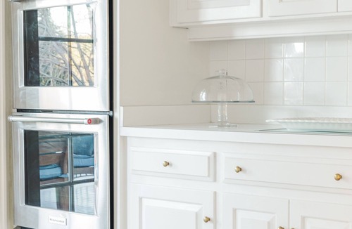 Peakland House | Historic Charm on Colonial Court