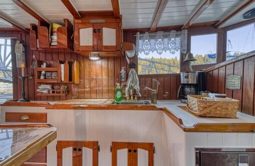 Gig Harbor Boat Rental | Historic Charming Boat in Downtown Harbornn